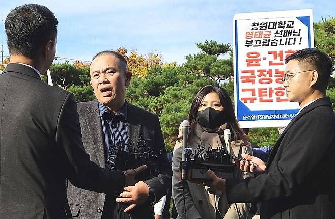 명태균씨가 8일 오전 변호사와 함께 창원지검에 출석하며 취재진 질문에 답하고 있다. 최상원 기자