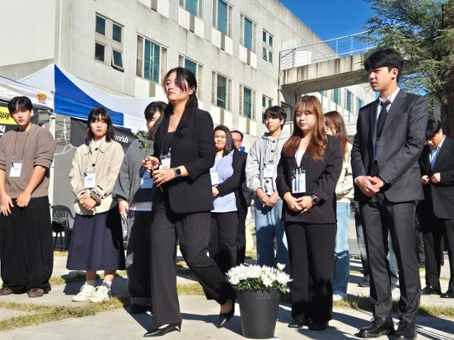 7일 오후 경북 경산시 대구대 사회과학대 누리마당에 마련된 '대구대학교 사회학과' 장례식장에 학과 재학생과 졸업생들이 헌화를 하고 있다. 경산=김재현 기자