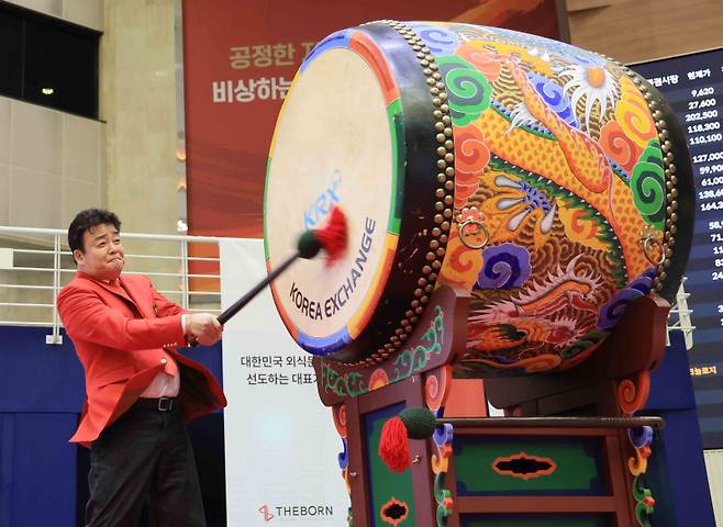 <yonhap photo-4068="">백종원 더본코리아 대표가 지난 6일 서울 영등포구 여의도 한국거래소 홍보관에서 열린 더본코리아 코스피 상장 기념식에 참석해 북을 치고 있다. 연합뉴스</yonhap>