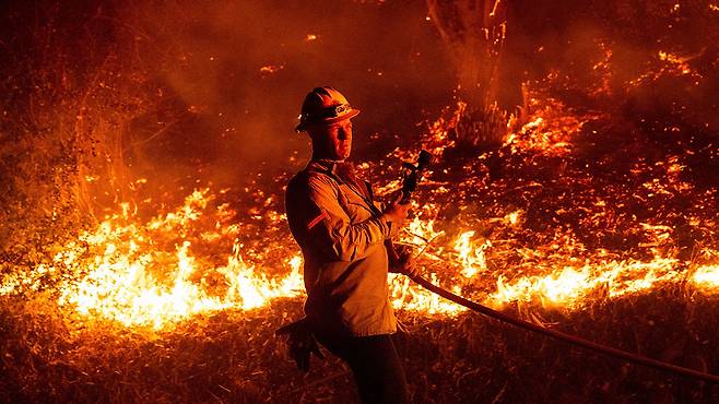 6일(현지시간) 캘리포니아 벤투라 카운티 샌타폴라에서 산불과 싸우는 소방관 [사진 제공 : 연합뉴스]