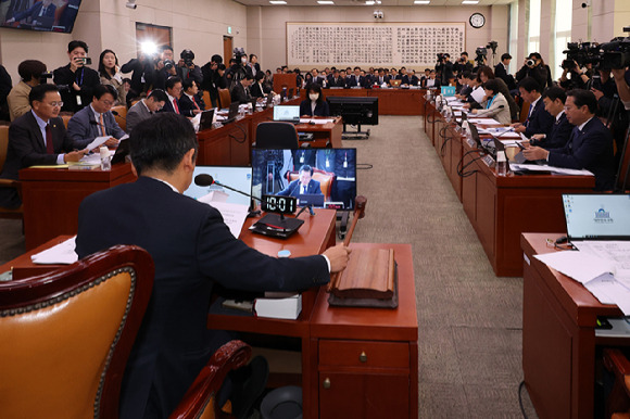 8일 오전 열린 서울 여의도 국회 법제사법위원회 전체 회의에서 더불어민주당 소속 정청래 위원장이 의사봉을 두드리고 있다. 2024.11.8 [사진=연합뉴스]