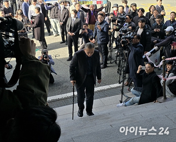 8일 오전 명태균씨가 검찰 조사를 받기 위해 지팡이를 짚고 창원지검 청사 계단을 오르고 있다. [사진=임승제 기자]