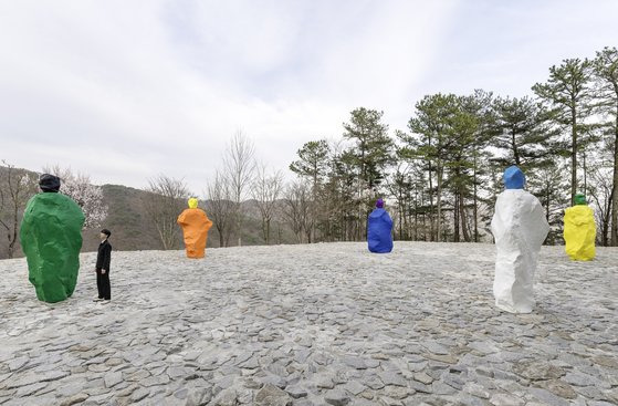 우고 론디노네 작품 '수녀와 수도승' 설치 전경. [뮤지엄 산 제공]