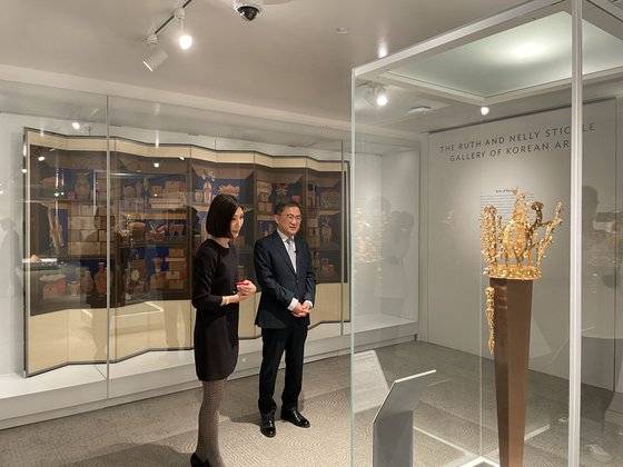 새단장해 문을 연 시카고박물관 한국실을 김재홍 국립중앙박물관장(오른쪽)과 시카고박물관 지연수 큐레이터가 함께 둘러보고 있다. 사진 국립중앙박물관