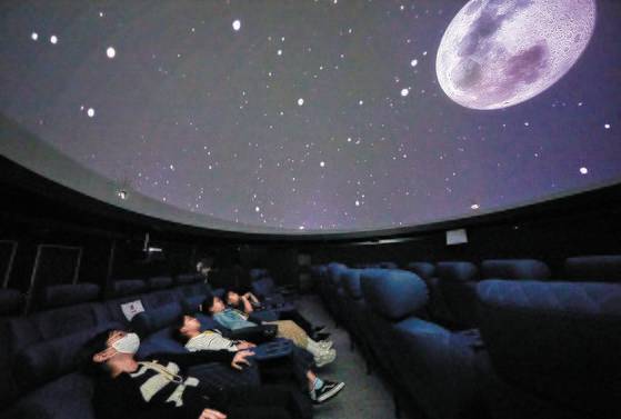 노원천문우주과학관 천체투영실에서 영상 ‘투 더 문(To the Moon)’을 보며 달의 특징을 파악한 소중 학생기자단.