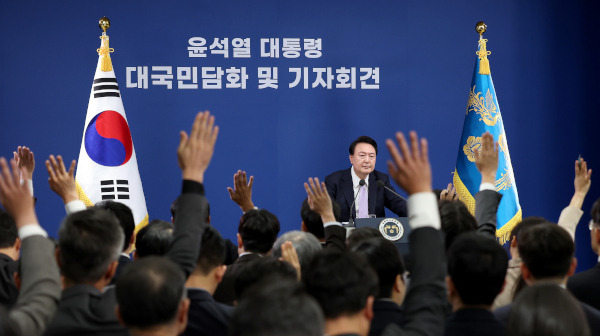 윤석열 대통령이 7일 서울 용산 대통령실 청사 브리핑실에서 열린 대국민 담화·기자회견에서 손을 들고 질문을 요청하는 취재진을 바라보고 있다. 김지훈 기자