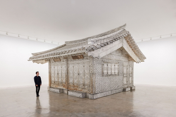 서도호, Rubbing/Loving Project: Seoul Home, 2013-2022. Installation view at Museum of Contemporary Art Australia, Sydney, Australia. © Do Ho Suh. Photography by Sebastian Mrugalski