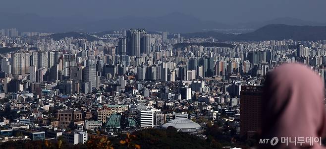 [서울=뉴시스] 김금보 기자 = 서울 아파트 매매가격이 32주 연속으로 상승했으나, 오름폭은 2주째 줄어든 것으로 나타났다.  31일 한국부동산원 10월 넷째 주(28일 기준) 주간 아파트 가격 동향 조사에 따르면, 전국 아파트 매매가격은 0.01% 상승했다. 상승폭은 전주(0.02%)보다 0.01%포인트(p) 줄어들며 보합에 근접했다. 서울의 경우 9월 둘째 주(0.23%) 이후 4주 연속 상승폭이 줄어들다가 10월 둘째 주(0.11%) 깜짝 반등한 뒤 지난주(0.09%) 다시 상승폭이 0.02%p 줄었고, 이번 주 0.01%p 추가 하락했다.  사진은 3일 서울 중구 남산에서 바라본 아파트. 2024.11.03. kgb@newsis.com /사진=김금보