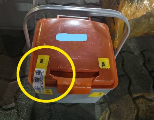 실제 배출량보다 적은 납부필증을 붙여 적발된 음식물 쓰레기통. 성동경찰서 제공