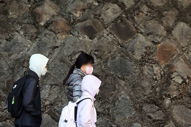 절기상 입동(立冬)을 하루 앞둔 6일 오전 서울 시내 한 초등학교 앞에서 학생들이 등교하고 있다. [연합]