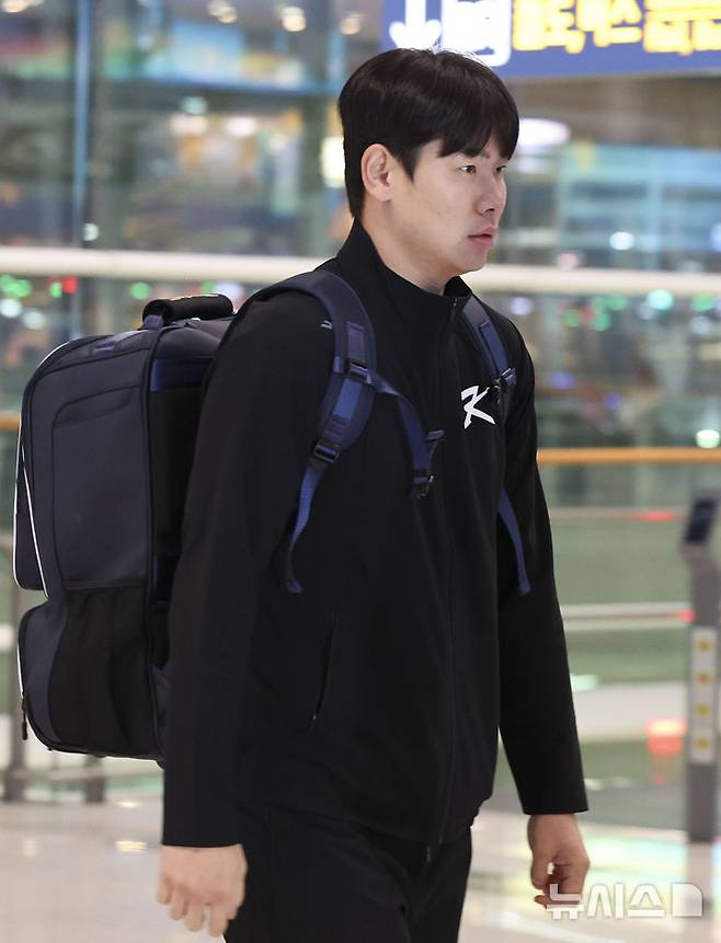 [인천공항=뉴시스] 김근수 기자 = WBSC 프리미어12 대한민국 야구대표팀 홍창기가 8일 오전 인천 중구 인천국제공항 제2여객터미널을 통해 출국하고 있다. 2024.11.08. ks@newsis.com