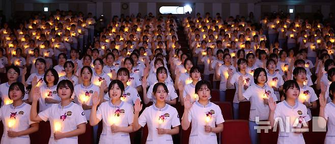 [인천=뉴시스] 전진환 기자 = 8일 오후 인천 연수구 가천대학교 메디컬캠퍼스에서 열린 제77회 나이팅게일 선서식에서 임상실습을 앞둔 간호대학 2학년 학생들이 촛불을 들고 선서를 하고 있다.  2024.11.08. amin2@newsis.com