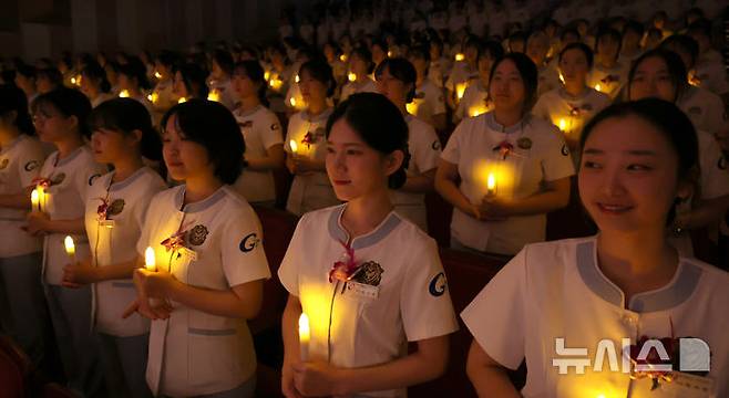 [인천=뉴시스] 전진환 기자 = 8일 오후 인천 연수구 가천대학교 메디컬캠퍼스에서 열린 제77회 나이팅게일 선서식에서 임상실습을 앞둔 간호대학 2학년 학생들이 촛불을 들고 선서를 하고 있다.  2024.11.08. amin2@newsis.com