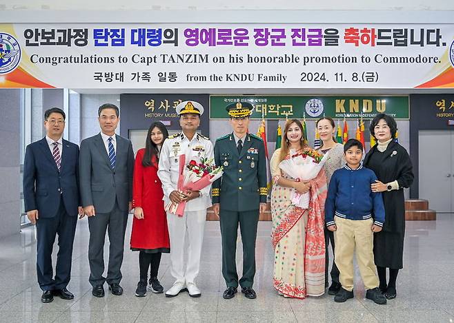 [논산=뉴시스] 국방대학교 안전보장대학원 수탁 장교인 방글라데시 탄짐 해군 대령이 8일 국방대에서 장군 진급식을 가진 후 기념사진을 찍고 있다. (사진=국방대 제공) 2024.11.08.photo@newsis.com *재판매 및 DB 금지