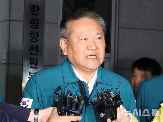 [제주=뉴시스] 오영재 기자 = 이상민 행정안전부 장관이 8일 오후 제주시 한림읍 선원복지회관에 마련된 '135금성호 침몰 사고 실종자 가족 대기실'을 찾은 뒤 발언하고 있다. 2024.11.08. oyj4343@newsis.com