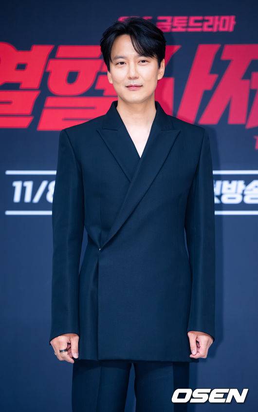 [OSEN=민경훈 기자] 8일 오후 서울 양천구 목동 SBS에서 새 금토드라마&nbsp;'열혈사제2' 제작발표회가 열렸다.'열혈사제2'는 낮에는&nbsp;사제,&nbsp;밤에는&nbsp;벨라또의&nbsp;역할을&nbsp;위해&nbsp;천사파&nbsp;보스로&nbsp;활약하는&nbsp;분노&nbsp;조절&nbsp;장애&nbsp;열혈&nbsp;신부&nbsp;김해일(김남길&nbsp;분)이&nbsp;부산으로&nbsp;떠&nbsp;국내&nbsp;최고&nbsp;마약&nbsp;카르텔과&nbsp;한판&nbsp;뜨는&nbsp;노빠꾸&nbsp;공조&nbsp;수사극이다.배우 김남길이 포토타임을 갖고 있다. 2024.11.08 / rumi@osen.co.kr