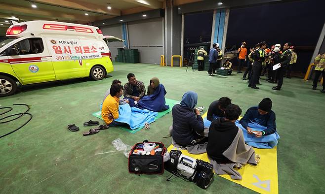 8일 오전 4시 33분께 제주 비양도 북서쪽 약 24㎞ 해상에서 부산 선적 선망 어선 금성호(129t)가 침몰 중이라는 신고가 해경에 접수됐다. 승선원 가운데 인근 선박에 구조된 이들이 한림항에서 병원 이송을 기다리고 있다. 연합뉴스