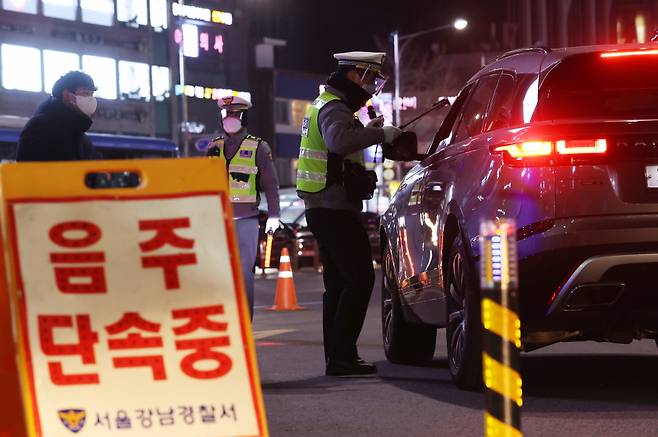 경찰이 음주운전 단속을 하고 있는 모습 ⓒ연합뉴스