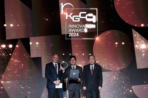 (왼쪽부터) 울프 알빈손 KGCCI 이사 겸 타우러스시스템즈코리아 부사장, 송교석 메디픽셀 대표, 반기문 전 유엔 사무총장이 기념 사진을 촬영하고 있다. 사진|주한독일상공회의소 제공