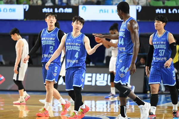 김낙현과 앤드류 니콜슨 / 사진=KBL 제공