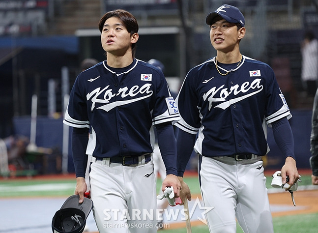 대한민국 야구 대표팀이 '2024 WBSC 프리미어 12' 츨전을 앞두고 7일 서울 고척스카이돔에서 최종 훈련을 가졌다.  김도영과 송성문이 타격 훈련을 마친 후 철수하고 있다. /사진=김진경 대기자