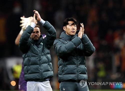 토트넘이 8일(한국시간) 튀르키예 이스탄불에 있는 알리 사미 옌 스포르 종합경기장에서 열린 갈라타사라이와의 2024-2025시즌 유럽축구연맹(UEFA) 유로파리그 리그 페이즈 4차전에서 2-3으로 패했다.&nbsp;  손흥민이 선발 출전했지만, 튀르키예 챔피언 갈라타사라이에게 일격을 당하면서 올 시즌 유로파리그 첫 패배를 당했다. 특히 이날 경기 퇴장자가 나오면서 수적 열세가 나와 추격의 불씨를 살리지 못했다.&nbsp;연합뉴스