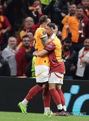 토트넘이 8일(한국시간) 튀르키예 이스탄불에 있는 알리 사미 옌 스포르 종합경기장에서 열린 갈라타사라이와의 2024-2025시즌 유럽축구연맹(UEFA) 유로파리그 리그 페이즈 4차전에서 2-3으로 패했다.&nbsp;  손흥민이 선발 출전했지만, 튀르키예 챔피언 갈라타사라이에게 일격을 당하면서 올 시즌 유로파리그 첫 패배를 당했다. 특히 이날 경기 퇴장자가 나오면서 수적 열세가 나와 추격의 불씨를 살리지 못했다.&nbsp;연합뉴스