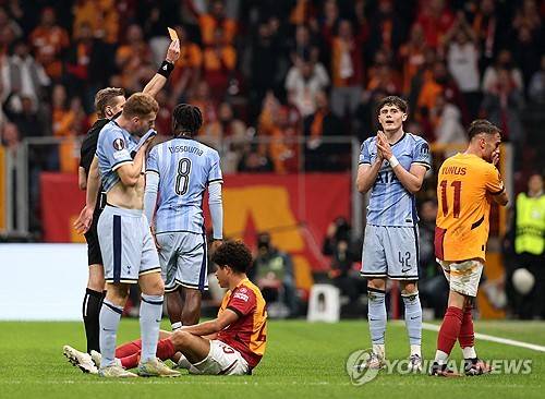 토트넘이 8일(한국시간) 튀르키예 이스탄불에 있는 알리 사미 옌 스포르 종합경기장에서 열린 갈라타사라이와의 2024-2025시즌 유럽축구연맹(UEFA) 유로파리그 리그 페이즈 4차전에서 2-3으로 패했다.&nbsp;  손흥민이 선발 출전했지만, 튀르키예 챔피언 갈라타사라이에게 일격을 당하면서 올 시즌 유로파리그 첫 패배를 당했다. 특히 이날 경기 퇴장자가 나오면서 수적 열세가 나와 추격의 불씨를 살리지 못했다.&nbsp;연합뉴스