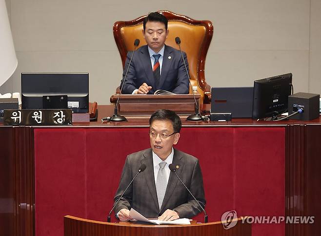 예산안 보고하는 최상목 부총리 (서울=연합뉴스) 신준희 기자 = 최상목 경제부총리 겸 기획재정부 장관이 7일 국회에서 열린 예결위 회의에서 예산안 보고를 하고 있다. 2024.11.7 hama@yna.co.kr