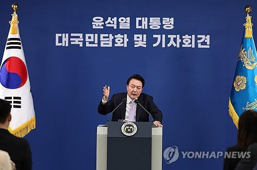 윤석열 대통령, 대국민 담화 및 기자회견 (서울=연합뉴스) 진성철 기자 = 윤석열 대통령이 7일 오전 서울 용산 대통령실 청사 브리핑실에서 열린 '대국민담화 및 기자회견'에서 질문에 답변하고 있다.   2024.11.7
    zjin@yna.co.kr