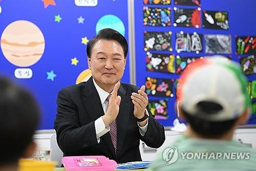 늘봄 일일 특별 교사로 수업하는 윤석열 대통령  윤석열 대통령이 2024년 3월 29일 경기도 화성시 아인초등학교에서 늘봄학교 '초1 맞춤형 프로그램'이 진행 중인 교실을 찾아 일일 특별 교사로 학생들과 수업하고 있다. [대통령실 제공. 재판매 및 DB 금지]