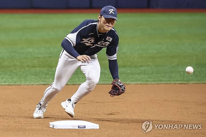 수비 집중하는 김도영 (서울=연합뉴스) 윤동진 기자 = 2024 세계야구소프트볼연맹(WBSC) 프리미어12에 참가하는 한국 야구대표 김도영이 7일 오후 서울 구로구 고척스카이돔에서 진행된 마지막 국내 훈련에서 수비 연습을 하고 있다. 2024.11.7 mon@yna.co.kr