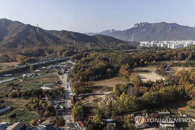 의정부 옛 306보충대 부지 '그린벨트 해제' (의정부=연합뉴스) 임병식 기자 = 국토교통부는 5일 수도권 그린벨트 일부를 해제하고 신규 택지를 지정하는 '11·5 주택 공급 대책'을 발표했다. 이번 공급 대책에는 경기도 의정부시 용현동 옛 306보충대 일대가 포함됐으며, 이곳에 2031년 입주를 목표로 7천 가구의 아파트 단지를 건설할 예정이다. 사진은 5일 그린벨트가 해제된 의정부시 용현동 옛 306보충대 부지 일대의 모습. 2024.11.5 andphotodo@yna.co.kr