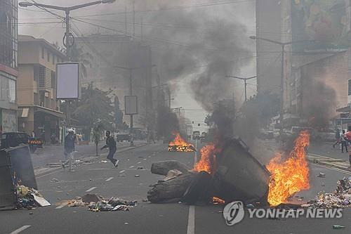 7일(현지시간) 모잠비크 수도서 벌어진 대선 불복 대규모 항의 시위 [AFP=연합뉴스]