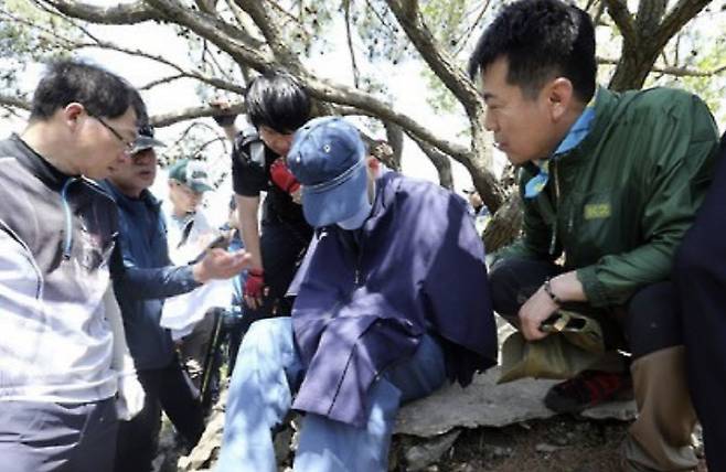 2016년 5월 4일 오전 경남 창원시 무학산 정상 인근에서 실시된 살인사건 현장 검증.(사진=연합뉴스)