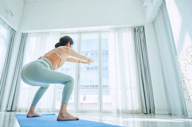 스쿼트는 언제 어디서든 쉽게 할 수 있는 운동 중 하나로 꼽힌다. [사진=게티이미지뱅크]