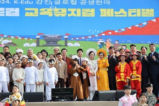 '전국 글로컬 교육뮤지컬 페스티벌' 참가자들이 행사를 마친 뒤 기념사진을 찍고 있다.(전남교육청 제공)/뉴스1