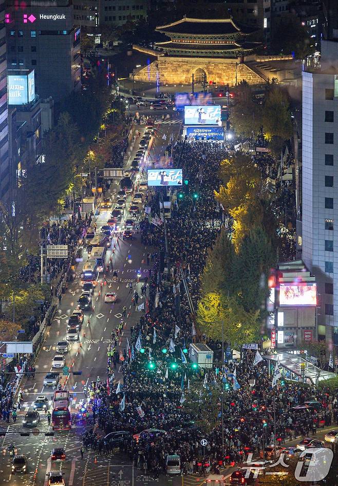 9일 오후 서울 중구 숭례문 일대에서 더불어민주당 주최로 '윤석열·김건희 국정농단 규탄·특검 촉구 제2차 국민행동의 날' 장외 집회가 진행되고 있다. 2024.11.9/뉴스1 ⓒ News1 이재명 기자