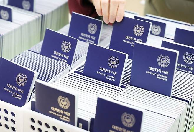 경기도 수원시 여권민원실에 놓인 여권. 연합뉴스.