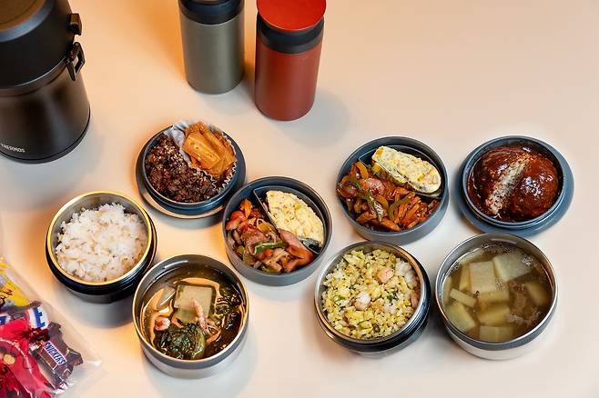 우정욱 수퍼판 대표가 제시한 수능 도시락 2종. 왼쪽 도시락은 귀리를 조금 넣은 흰밥, 얼갈이 된장국, 달걀명란찜, 소시지 야채 볶음, 바싹 불고기, 김치 버터 볶음으로 구성했다. 오른쪽 도시락은 달걀 새우 볶음밥, 소고기 뭇국, 치즈달걀말이, 단무지 무침, 스리라차 소시지 야채 볶음, 치즈 햄버그스테이크. 여기에 후식이나 간식용 초콜릿과 따뜻한 매실차, 커피를 곁들였다. /이건송 영상미디어 기자