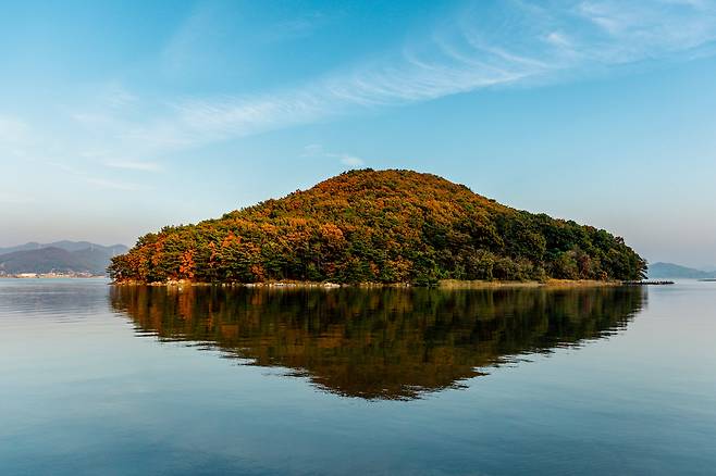'석모도 바람길'의 관문과도 같은 '나룻부리항시장' 부근에서 바라본 '대섬'. 대섬을 비춰내는 잔잔한 바다는 호수 같다. / 이건송 영상미디어 기자