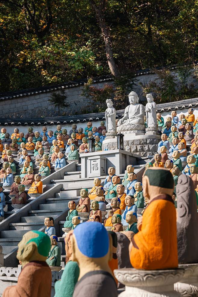 보문사 경내에 들어서면 가장 먼저 눈에 들어오는 것은 오백나한이다. 자세히 들여다보면 표정과 자세가 각기 다르다. / 이건송 영상미디어 기자