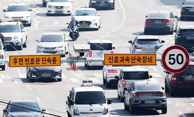 경기도 수원시의 한 도로에 설치된 후면 번호판 단속 카메라 모습./연합뉴스