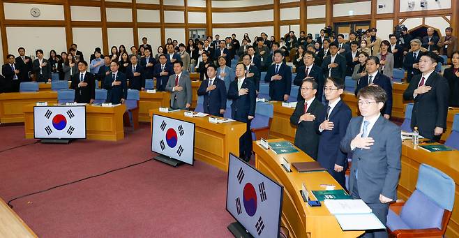 박정 국회 예산결산특별위원회 위원장과 지동하 국회예산정책처장, 구자근, 허영 예결위 간사를 비롯한 참석자들이 지난 5일 서울 여의도 국회의원회관에서 열린 '2025년 예산안 토론회'에서 국민의례를 하고 있다. /뉴스1