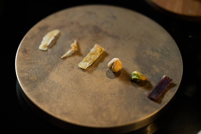 윤서울의 한 입 거리. 왼쪽부터 가리비, 한치, 새우, 헤이즐넛, 피스타치오, 육포 등이 놓여있다. 말린 해산물과 육포 같은 경우에는 육수나 소스로 사용한다. /윤서울