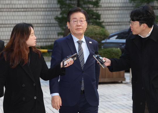 더불어민주당 이재명 대표가 8일 오전 서울 서초구 서울중앙지법에서 열린 '대장동 배임·성남FC 뇌물' 관련 1심 속행 공판에 출석하며 취재진의 질문을 받고 있다. 연합뉴스