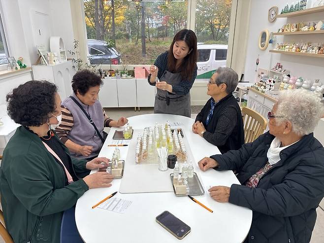 대전의 향수공방 딜라잇센트에서 김영애 할머니 등 참석자들이 ‘한국의 향’ 향수를 조향하고 있는 모습. 산내종합사회복지관 제공