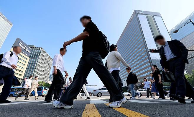 대기업과 중소기업의 임금 격차가 갈수록 벌어지는 한국에서는 미래를 생각하며 취업하려면 선택의 폭이 매우 좁아진다. 서울 세종로사거리 출근길 시민들. 연합뉴스