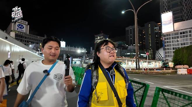 ‘심곡파출소’에 나오는 오정율(왼쪽)과 홍현호가 일본 거리를 돌아다니며 콘텐츠를 준비하고 있다. 한국방송 제공