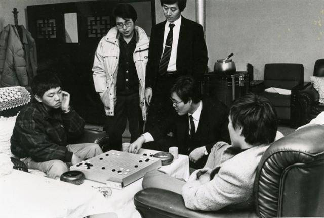 지난 1990년 1월에 열렸던 ‘최고위전’에서 이창호(왼쪽) 9단은 조훈현 9단에게 승리, 스승의 보유 타이틀을 처음으로 회수했다. 이 9단은 스승을 넘어선 그해에만 41연승 대기록과 더불어 본격적인 수직 상승세에 돌입했다. 한국기원 제공